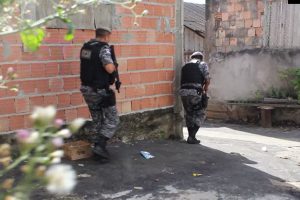 Imagem da notícia - Rocam prende dupla em posse de armas, munições e entorpecentes na zona centro-sul
