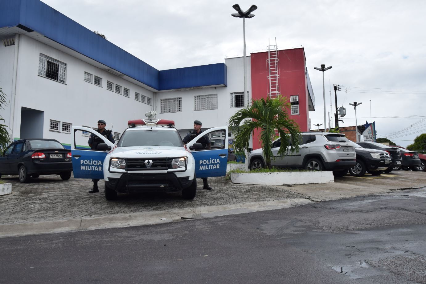 Homem é preso por porte de entorpecentes e tentativa de homicídio na zona leste.