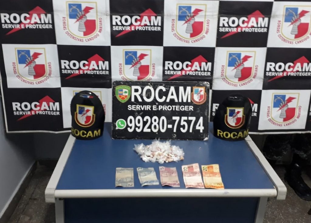 Com ele, os policiais apreenderam 102 porções pequenas de supostamente oxi e pasta-base de cocaína, além de R$ 39 em espécie.