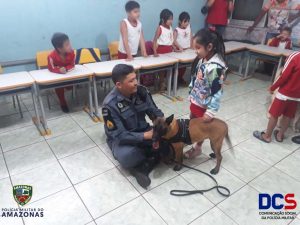 Imagem da notícia - Em Parintins PM realiza visita do Projeto de Policiamento com Cães