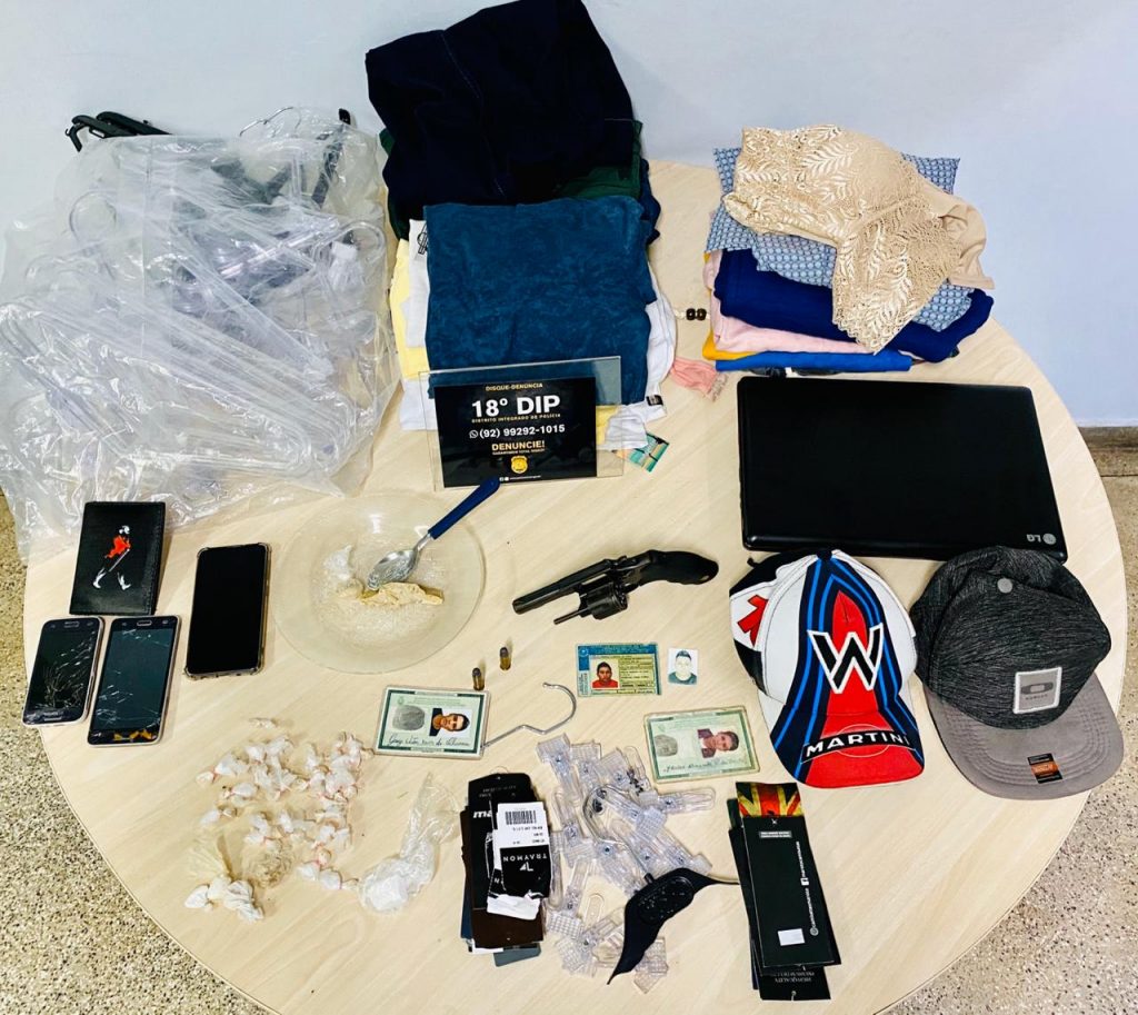 Foram encontradas drogas, roupas furtadas, aparelhos celulares, além de uma arma de fogo com numeração suprimida e duas munições calibre 38.