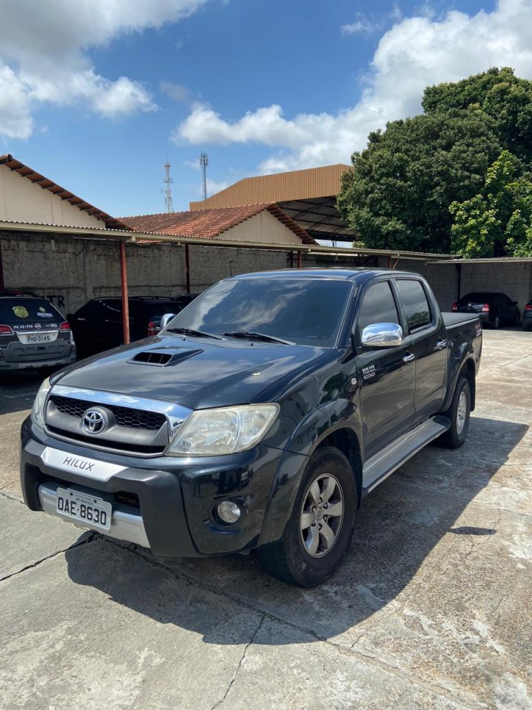 Com o infrator foi apreendido um veículo da montadora Toyota, modelo Hilux.