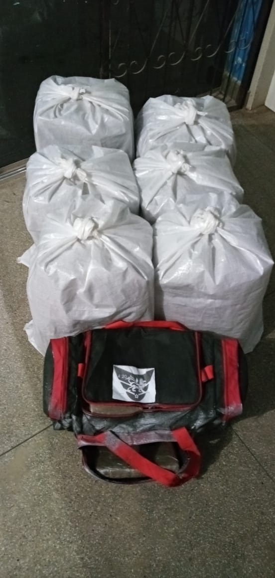 PM apreende mais de 170 quilos de maconha no porto de Fonte Boa. 