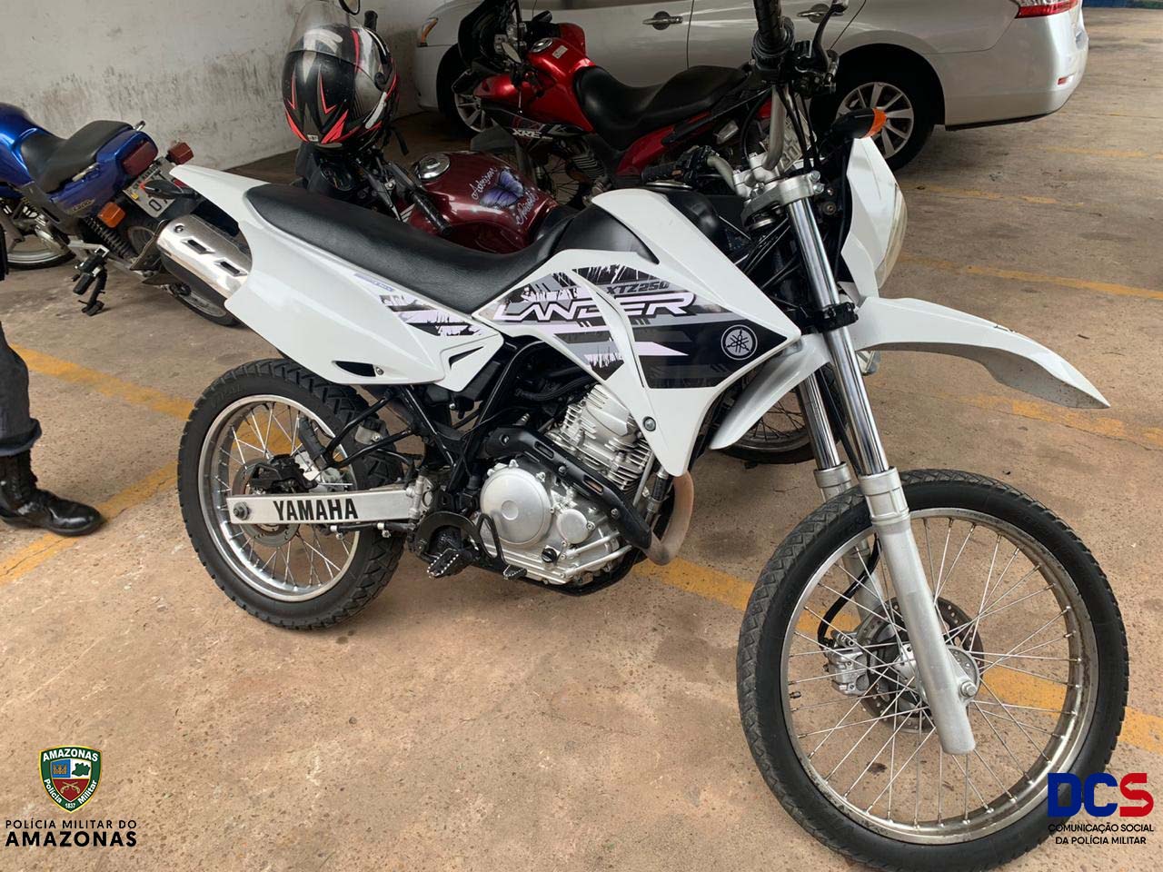 A guarnição recebeu informações via rede de rádio dando conta de que uma motocicleta, de placa OAF-3746, estava sendo utilizada em vários roubos.