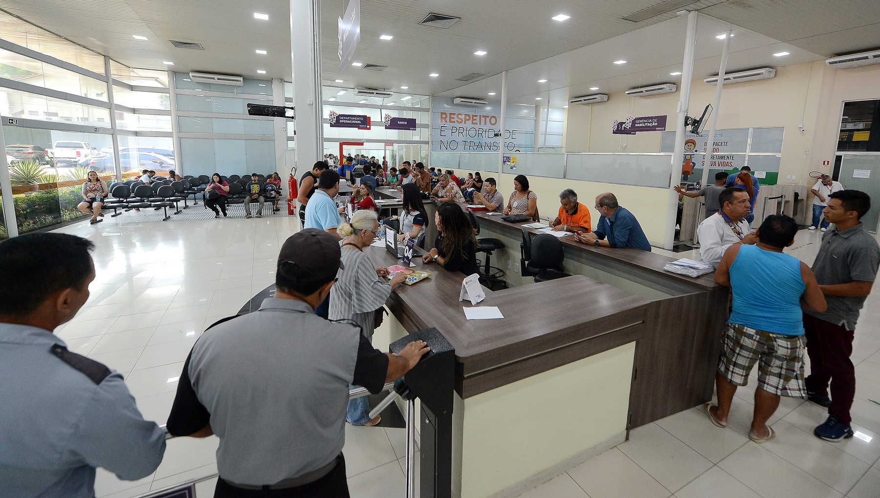 Sede do Detran está funcionando à tarde para entrega de CRLV.