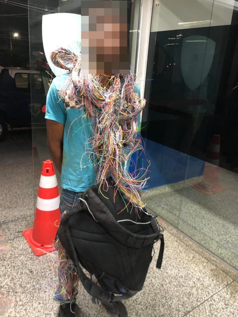Com o suspeito, os policiais apreenderam vários cabos e fios possivelmente furtados.