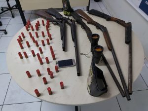 Imagem da notícia - Polícia Militar apreende armas, munições e lancha roubada em Coari