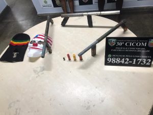 Imagem da notícia - PM detém dois homens com armas, munições e motocicleta furtada