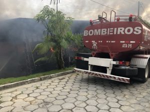 Imagem da notícia - Corpo de Bombeiros atua em incêndio de grande proporção em usina