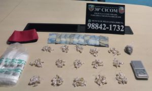 Imagem da notícia - Polícia Militar detém três pessoas por roubo e tráfico de drogas