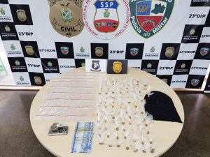 Imagem da notícia - PC prende dupla e apreende adolescente com 345 trouxinhas de drogas