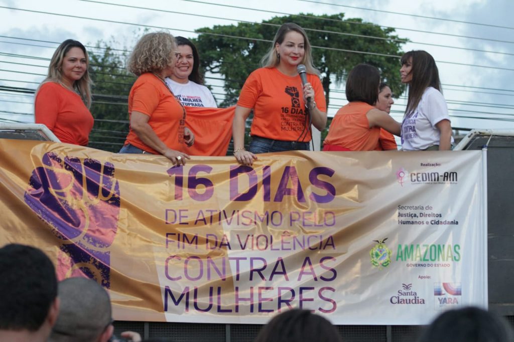 Ao todo, 15.800 pessoas foram alcançadas em atividades como palestras, atendimentos psicossociais, abordagens de conscientização e cursos de qualificação profissional.