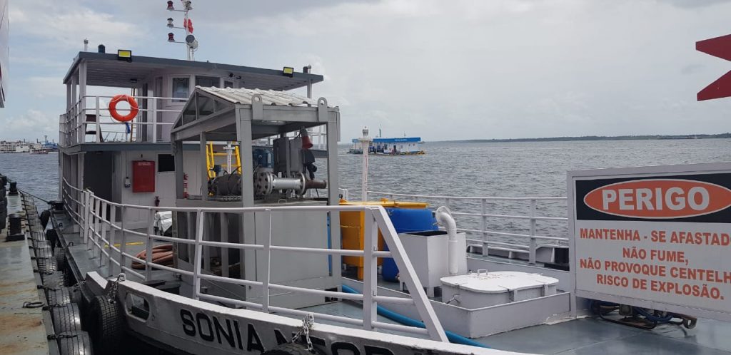 A embarcação apreendida transportava 100 litros de combustível sem licença ambiental.