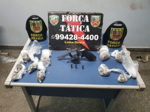 Imagem da notícia - Força Tática detém suspeito com arma e drogas na zona leste