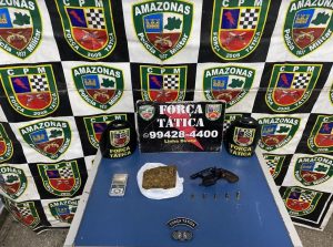 Imagem da notícia - Polícia Militar prende suspeito com arma de fogo e drogas na zona leste