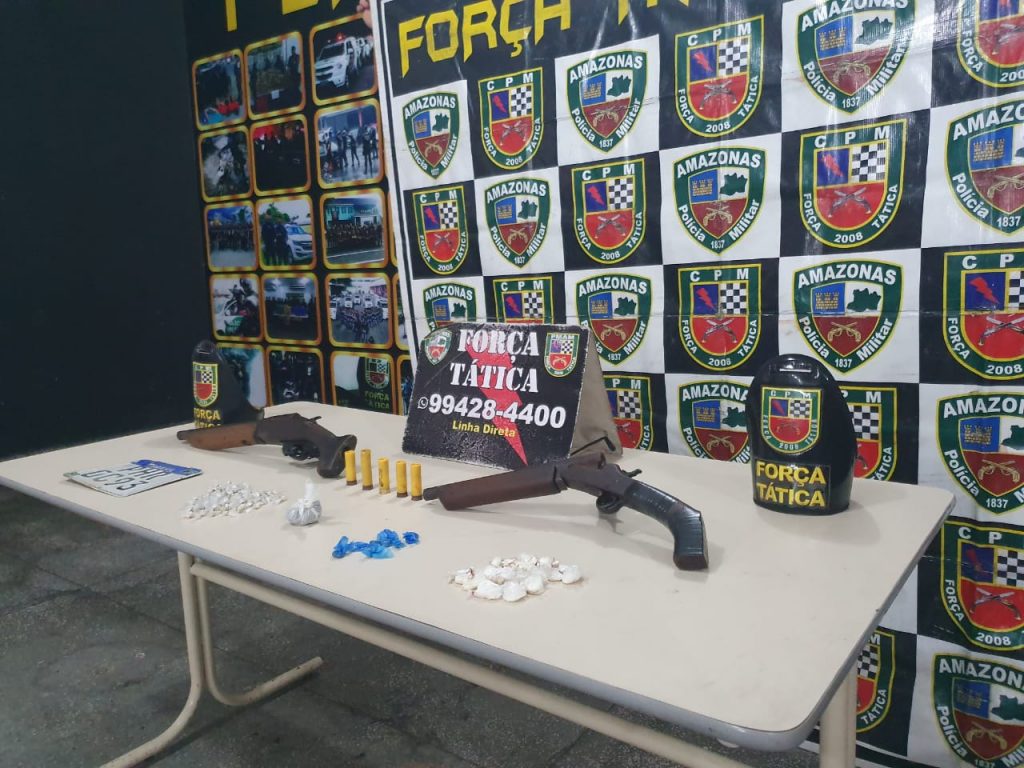 Juntos com os presos foram apreendidas seis armas de fogo e 22 munições. 