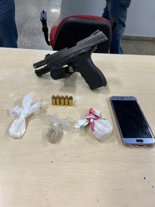 Imagem da notícia - Polícia Militar prende casal com arma de uso restrito e drogas