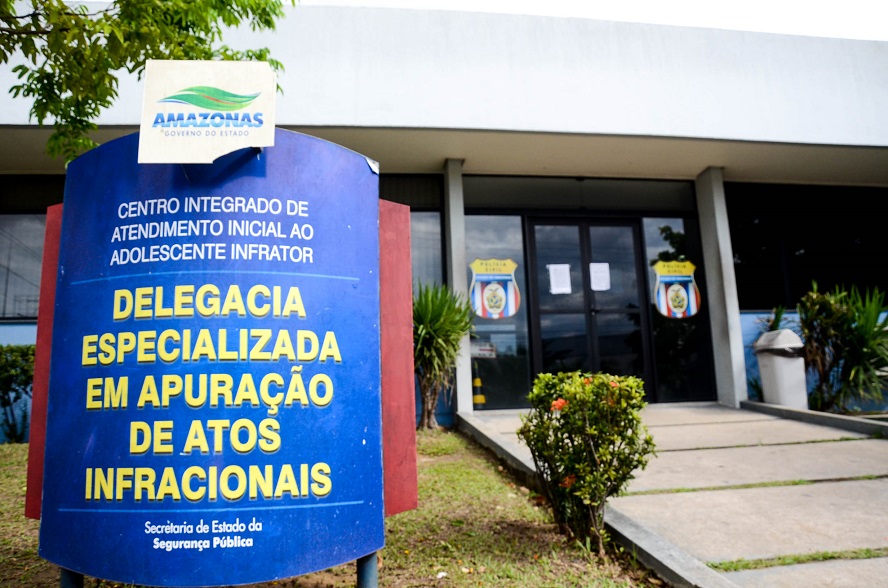 Um adolescente de 17 anos foi apreendido por policias civis, que estavam retornando de ação policial.