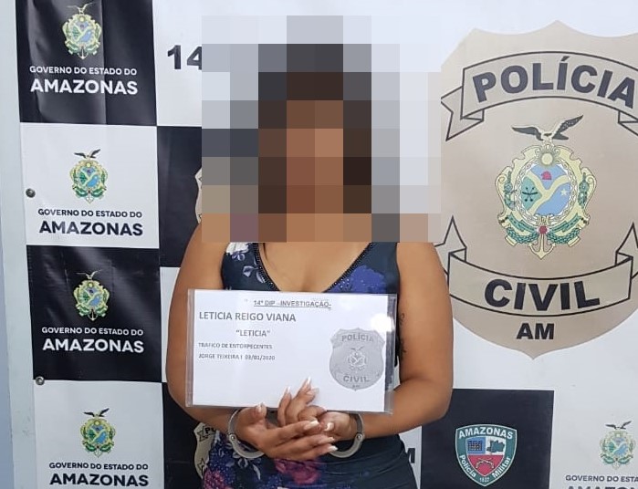Com a infratora, foram encontradas 25 porções de drogas, além de uma balança de precisão.