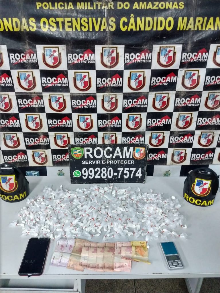 Foram apreendidas 42 porções de entorpecentes, três armas de fogo, cinco munições intactas e uma balança de precisão.