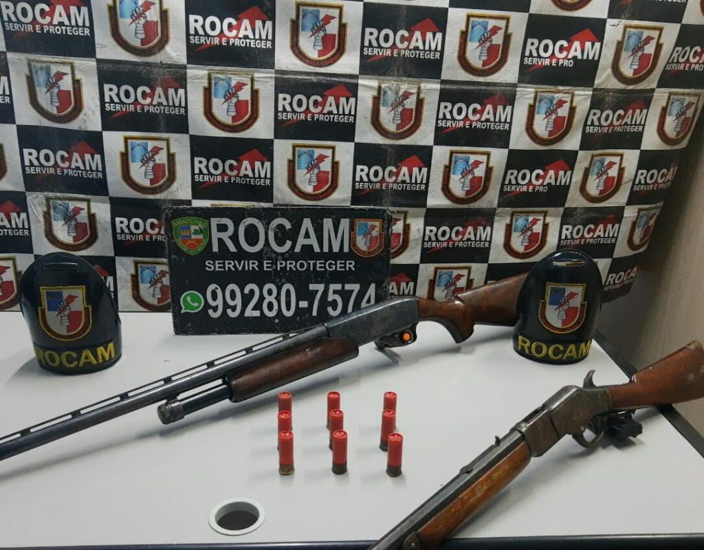 18 armas de fogo foram apreendidas com os suspeitos.