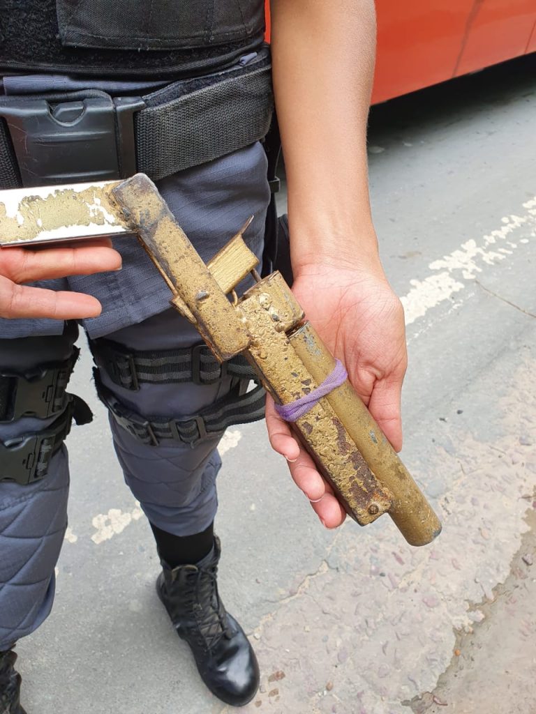 Dois homens foram presos após assalto a um ônibus da linha 560 do transporte coletivo urbano.