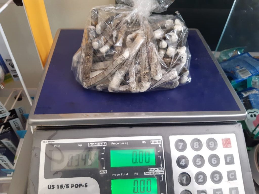 Durante a ação, 345 gramas de supostamente maconha prensada foi apreendida pela PM.