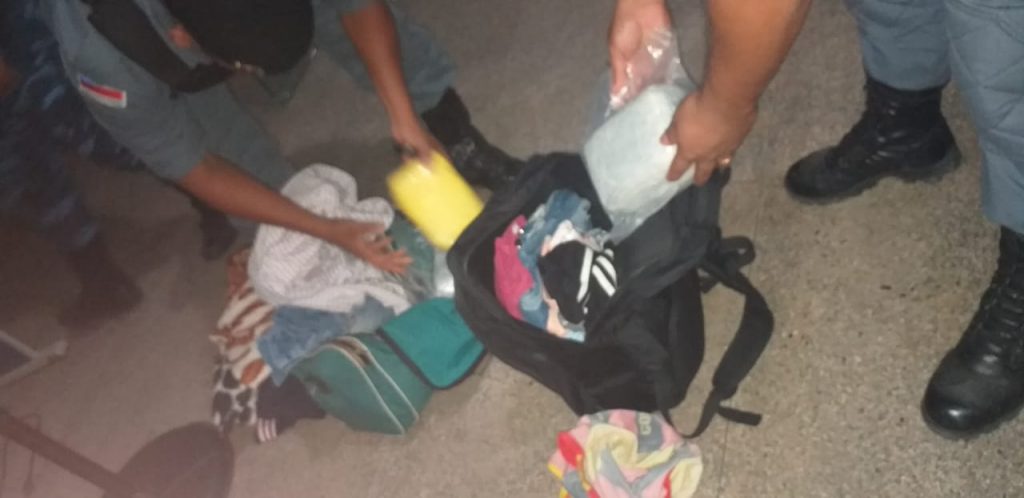 A suspeita foi abordada no porto da cidade, quando os policiais perceberam que suas bagagens não haviam sido etiquetadas.