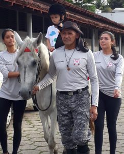 Imagem da notícia - Núcleo de Equoterapia da PM recebe visita de crianças do Lar das Vitórias
