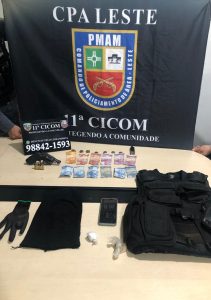 Imagem da notícia - PM detém suspeito com armas de fogo e colete balístico na zona leste