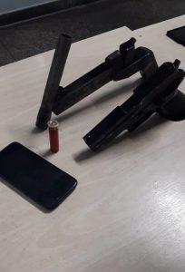 Imagem da notícia - PM prende infratores por porte ilegal de arma na Colônia Terra Nova