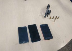 Imagem da notícia - PM detém casal suspeito de assaltar micro-ônibus na zona leste