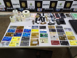 Imagem da notícia - Dupla é presa por aplicar golpes próximo a agências bancárias