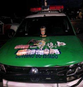 Imagem da notícia - PM prende dupla com arma de fogo, dinheiro e drogas na zona sul