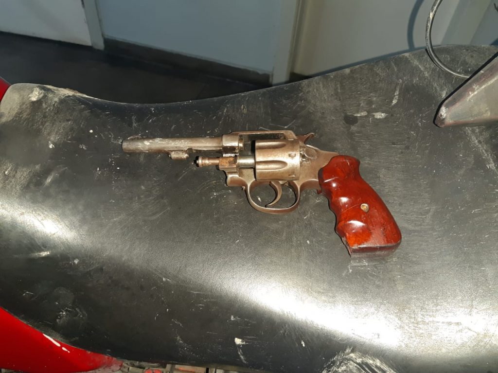 Foram apreendidos um revólver calibre 32 e uma motocicleta Honda CG Fan, vermelha.