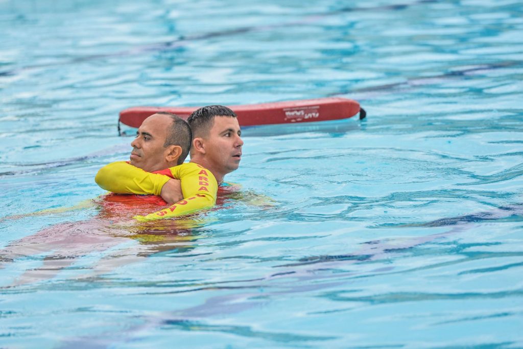 Na piscina, a turma executou as técnicas aprendidas.