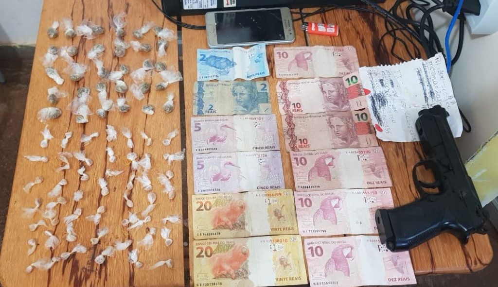 Foram apreendidos drogas, um simulacro de arma de fogo, dinheiro e entorpecentes.