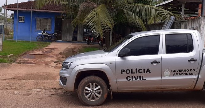 Em Juruá, Maycon Medeiros de Souza foi preso pelo homicídio de seu padrasto em frente à residência onde moravam.
