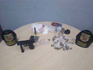 Imagem da notícia - PM detém homem em posse de simulacro e entorpecentes na zona leste