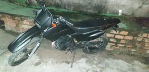 Imagem da notícia - Policiais militares localizam motocicleta com restrição de roubo