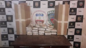 Imagem da notícia - Policiais militares do 3º BPM apreendem drogas em embarcação em Tefé