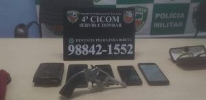 Imagem da notícia - PM detém dupla de assaltantes por roubo de ônibus alternativo