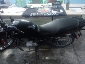 Imagem da notícia - PM apreende dois adolescentes com simulacro de arma de fogo e moto roubada