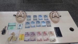 Imagem da notícia - PM detém dois homens moradores com drogas, máscaras e dinheiro