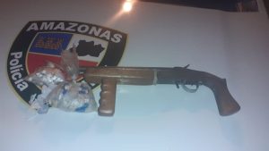 Imagem da notícia - Policiais militares recolhem arma de fogo e drogas em terreno baldio