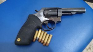 Imagem da notícia - Polícia Militar detém jovem e apreende adolescente por assalto