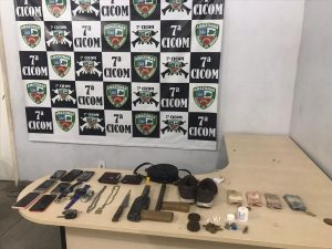 Imagem da notícia - PM detém trio e apreende adolescente com arma de fogo e dinheiro