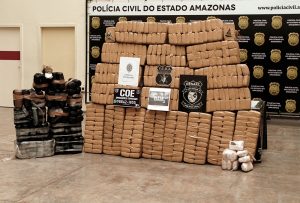 Imagem da notícia - Operação policial prende três homens com 800 quilos de maconha