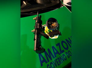 Imagem da notícia - Em Manaus, policiais militares aprendem um fuzil e um colete balístico