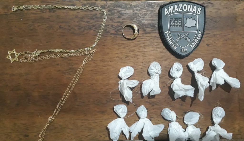 Ambos estavam transportando drogas pela rua Maracujá, Centro da cidade.